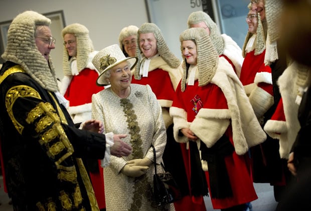 La reine Elisabeth avec les juges de la Cour suprême britannique. Des lois désuètes. D. R.